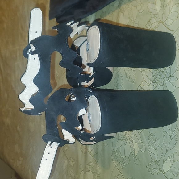 Prada shoes black Prada shoes black heel comes with pra original shoe protector - Picture 6 of 16